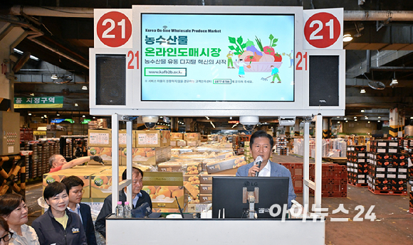 정청래 더불어민주당 대표가 25일 추석맞이 물가점검을 위해 서울 송파구 가락동 농수산물도매시장을 방문하고 있다. 왼쪽부터 문영표 서울시농수산식품공사 사장, 정 대표, 송미령 농림축산식품부 장관, 전현희 더불어민주당 최고위원. [사진=국회사진기자단]