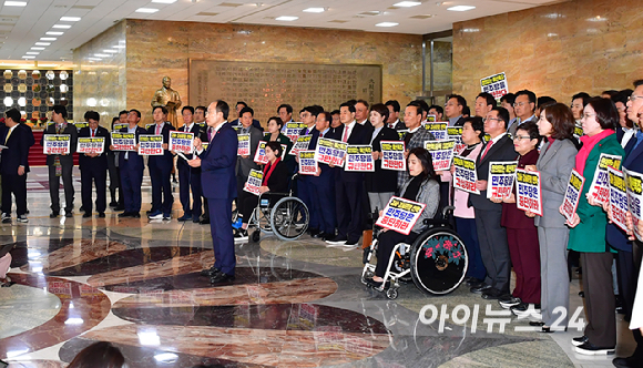 추경호 국민의힘 원내대표가 2일 오후 서울 여의도 국회 로텐더홀에서 더불어민주당의 감사원장 탄핵 관련 규탄 발언을 하고 있다. [사진=곽영래 기자]