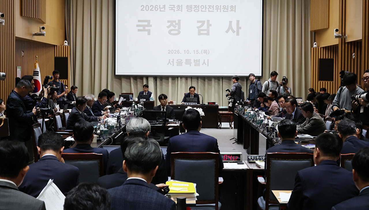 오세훈 서울시장이 15일 서울시청에서 열린 행정안전위원회 국정감사에서 위원 질의에 답하고 있다. [사진=연합뉴스]