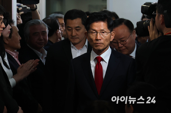 김문수 국민의힘 대선 후보가 4일 서울 여의도 당사에서 대선 결과에 승복하는 기자회견을 마치고 관계자가 꽃다발을 전달하자 사양하고 있다. [사진=정소희 기자]