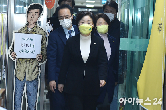 정의당 심상정 대선 후보가 9일 서울 여의도 중앙당사에 마련된 개표상황실에 입장하고 있다. [사진=정소희 기자]