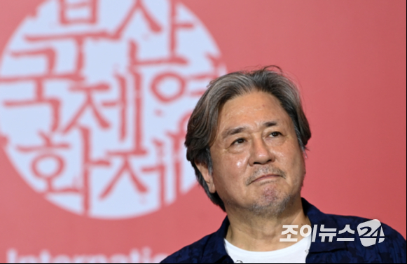 배우 최민식이 6일 오후 부산 해운대구 영화의전당 중극장에서 진행된 제26회 부산국제영화제(BIFF) 개막작 '행복의 나라로' 기자회견에 참석해 포즈를 취하고 있다.