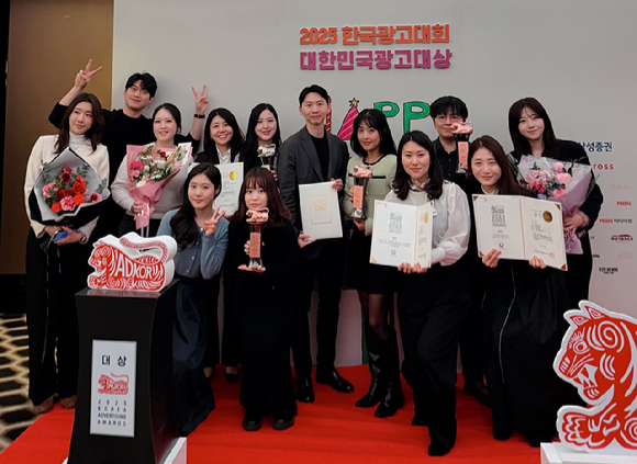 롯데칠성음료가 2일 서울 중구 더플라자 호텔에서 열린 '2025 대한민국 광고대상'에서 아이시스, 2% 부족할 때, 칠성사이다, 새로 등 각 브랜드로 4개 경쟁 부문에서 수상했다. [사진=롯데칠성음료 제공]