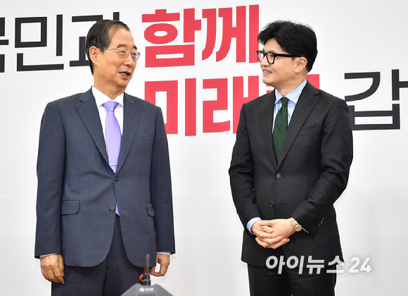 한동훈 국민의힘 당대표가 1일 오후 서울 여의도 국회에서 한덕수 국무총리를 접견, 기념촬영을 하고 있다. [사진=곽영래 기자]
