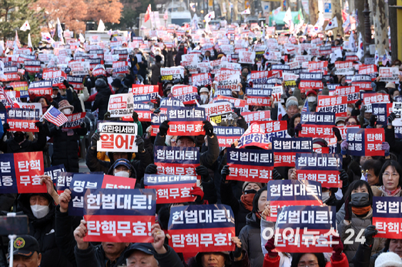 윤석열 대통령 탄핵 심판 4차 변론기일인 23일 오후 서울 종로구 헌법재판소 인근에서 윤석열 대통령이 헌재에 출석한 가운데 윤 대통령을 지지하는 보수단체 집회가 열리고 있다. [사진=사진공동취재단]