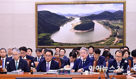 강호동 농협중앙회장이 18일 오전 서울 여의도 국회 농림축산식품해양수산위원회에서 열린 농업협동조합중앙회·농협경제지주·농협금융지주 국정감사에서 의원 질의에 답하고 있다. [사진=곽영래 기자]