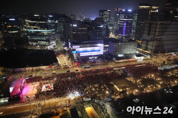 2022 카타르월드컵 H조 조별리그 대한민국과 우루과이의 경기가 열린 24일 오후 서울 종로구 광화문 광장에서 시민들이 거리응원을 하고 있다. [사진=김성진 기자]