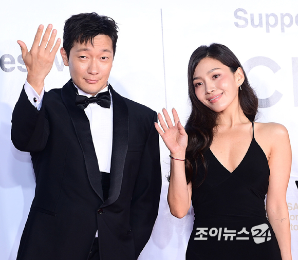 배우 손석구와 최희서가 6일 부산 해운대구 영화의전당에서 열린 제31회 부산국제영화제 개막식 레드카펫에 참석하고 있다. [사진=정소희 기자]