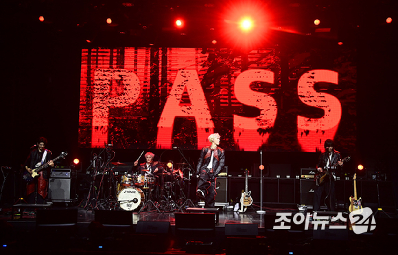 밴드 에이엠피가 21일 오후 서울 서대문구 예스24 원더로크홀에서 열린 AxMxP(에이엠피) 첫 번째 미니앨범 'Amplify My Way'(앰플리파이 마이 웨이) 프레스 쇼케이스에서 타이틀곡 '패스' 무대를 선보이고 있다. [사진=정소희 기자]