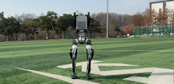 유로보틱스의 휴머노이드가 계단을 오르고 있다. [사진=KAIST]