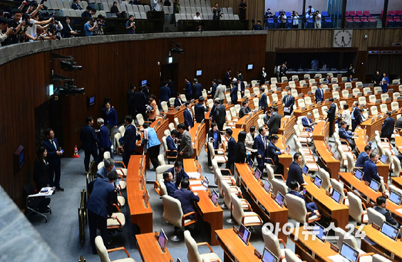 25일 서울 여의도 국회에서 열린 제429회국회(정기회) 제9차 본회의에서 박수민 국민의힘 의원이 정부조직법 일부개정법률안(대안)에 대한 무제한 토론(필리버스터)을 하고 있다. [사진=정소희 기자]