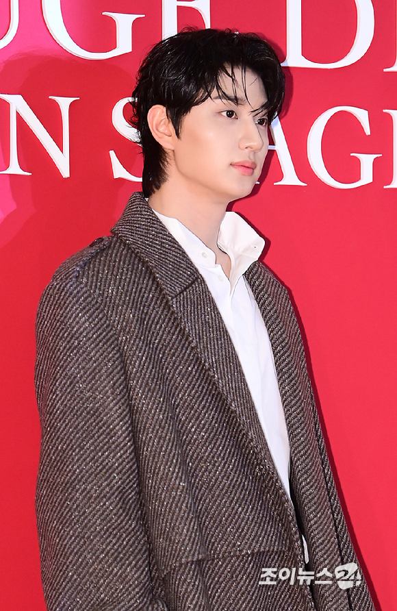 배우 김재원이 7일 오후 서울 송파구 롯데백화점 잠실점 에비뉴엘 더크라운에서 열린 디올 뷰티 루즈 디올 온 스테이지 팝업 이벤트 포토콜 행사에 참석하고 있다. [사진=정소희 기자]
