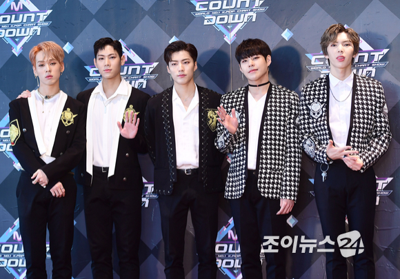 임팩트가 Mnet '엠카운트다운' 포토월 행사에 참여해 포토타임을 갖고 있다.