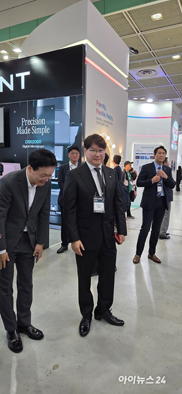 22일 서울 강남구 코엑스에서 개막한 반도체대전 VIP 투어에 나선 송재혁 삼성전자 최고기술책임자(CTO.가운데). [사진=박지은 기자]