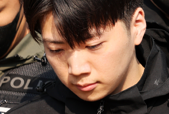 성폭력처벌법상 강간 등 살인 혐의로 기소된 장윤기(23)가 지난 5월 14일 오전 광주 서부경찰서에서 검찰로 송치되기 전 포토라인에 서고 있다. [사진=연합뉴스]