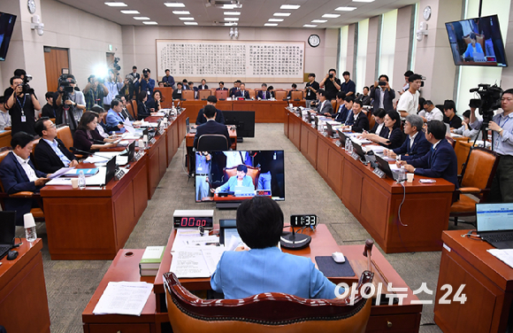 서영교 법사위원장이 29일 서울 여의도 국회에서 열린 법제사법위원회 전체회의를 주재하고 있다. [사진=곽영래 기자]