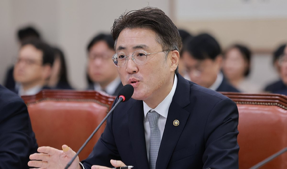 이진수 법무부 장관 직무대행이 8일 국회 법제사법위원회에서 열린 법무부, 대한법률구조공단 등에 대한 국정감사에서 법사위원 질의에 답하고 있다. 2026.10.8 [사진=연합뉴스]