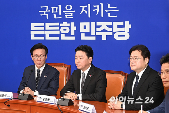 김민석 더불어민주당 신임 당대표가 18일 서울 여의도 국회에서 강훈식 대통령 비서실장과 홍익표 청와대 정무수석을 접견해 인사말을 하고 있다. [사진=곽영래 기자]