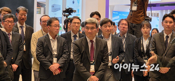 삼성전자 CTO, 한미반도체 회장 만나…하이닉스 HBM4도 관찰