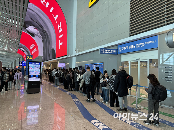 지난 14일 인천공항 제2여객터미널로 이전한 아시아나항공의 안내 화면. [사진=권서아 기자]