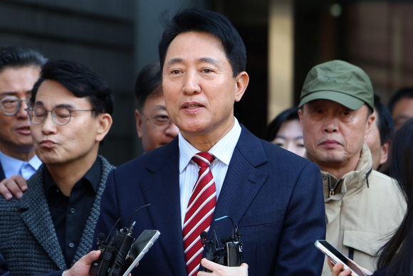 명태균 여론조사비 대납 의혹으로 재판에 넘겨진 오세훈 서울시장이 23일 오후 서울 서초구 서울고등법원에서 열린 정치자금법 위반 혐의 항소심 선고기일에서 무죄 판결을 받고 관련 입장을 밝히고 있다. [사진=곽영래 기자]