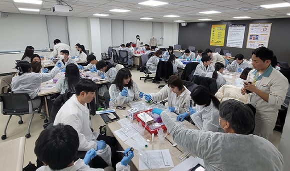 오뚜기 식품안전과학연구소에서 진행된 '식품안전상생 아카데미' 실습 모습. [사진=오뚜기]