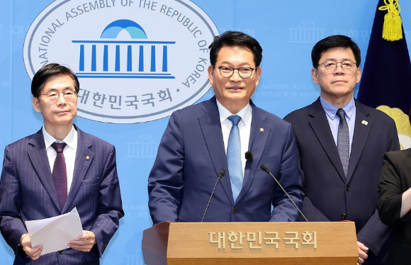 더불어민주당 송영길 의원(가운데), 국민의힘 조경태 의원(왼쪽), 조국혁신당 김준형 의원이 18일 국회 소통관에서 '한반도 평화체제 구축 및 북미정상회담 개최 촉구 결의안' 발의 기자회견을 열고 있다. 이 결의안은 여ㆍ야 및 무소속 국회의원 88명이 공동 발의했다. [사진=연합뉴스]
