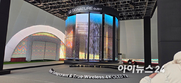 28일 문을 연 경주엑스포공원 내 K-테크 쇼케이스에 전시된 LG전자의 투명 OLED 샹들리에. [사진=박지은 기자]