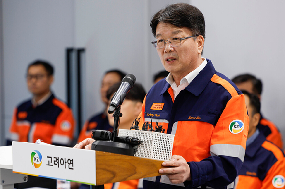 고려아연이 24일 오전 서울 종로구 그랑서울에서 개최한 기자회견에서 이제중 고려아연 부회장이 입장을 밝히고 있다.