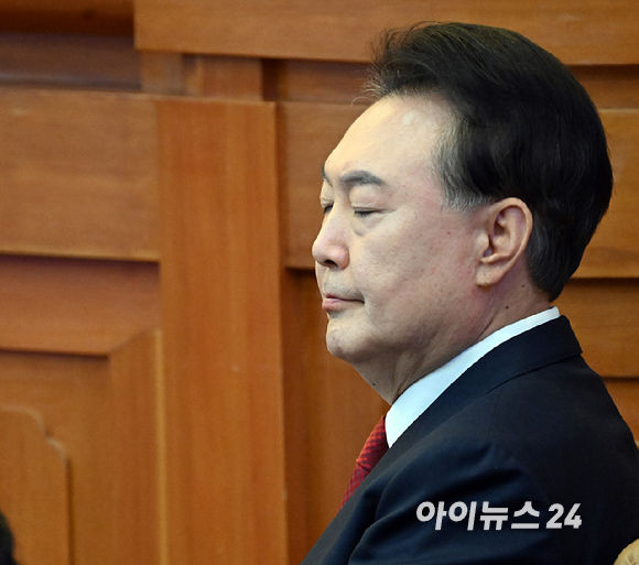 윤석열 대통령이 13일 서울 종로구 헌법재판소에서 열리는 탄핵심판 8차 변론에 출석하고 있다. [사진=사진공동취재단]