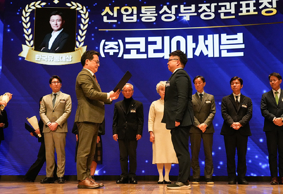 세븐일레븐이 지난 26일 열린 '제30회 한국유통대상' 상생&middot;협력 부문에서 산업통상부 장관 표창을 수상했다. [사진=세븐일레븐]