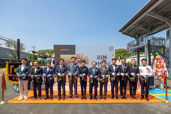 심양식품, 삼양제분 관계자들이 29일 열린 정제공장 준공식 현장에서 기념촬영하고 있다. [사진=삼양식품 제공]