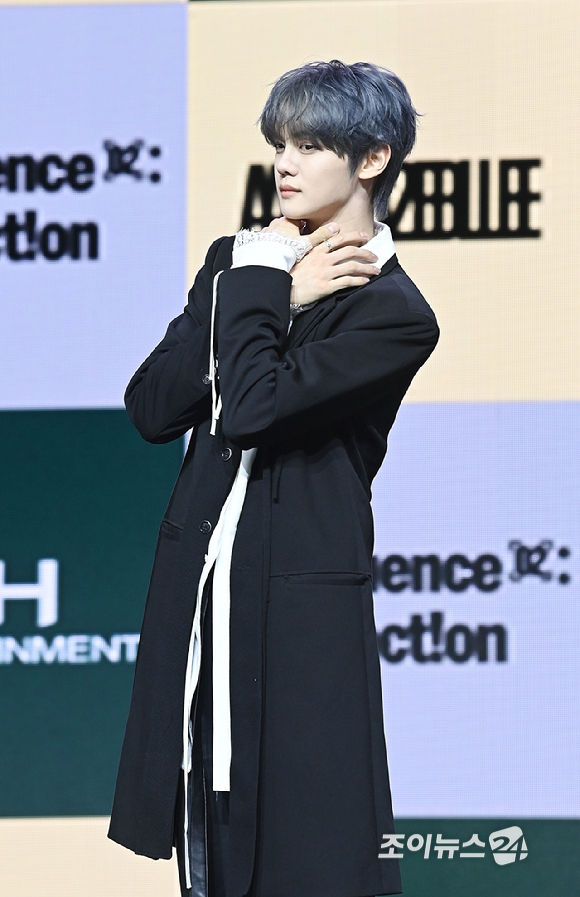 그룹 앤더블(AND2BLE) 김규빈이 27일 서울 용산구 블루스퀘어에서 열린 미니 2집 'Sequence 02: Attraction'(시퀀스 투: 어트랙션)발매 기념 미디어 쇼케이스에서 포토타임을 갖고 있다. [사진=곽영래 기자]