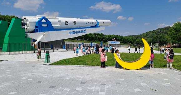 과천과학관에 우뚝 선 누리호 실물모델이 기립하고 있다 [사진=과천과학관]