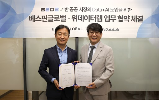 장인수 베스핀글로벌 한국 대표(왼쪽)와 권건우 위데이터랩 대표가 공공 분야의 데이터 및 AI 도입을 위한 업무 협약을 체결한 후 기념촬영을 하고 있다. [사진=베스핀글로벌]