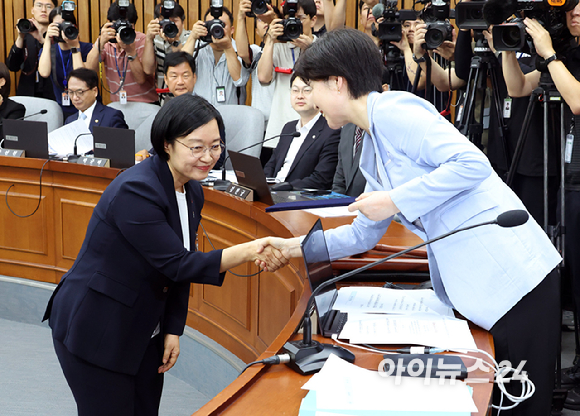 한성숙 국무총리 후보자가 25일 서울 여의도 국회에서 열린 인사청문회에서 출석해 선서를 하고 있다. [사진=정소희 기자]