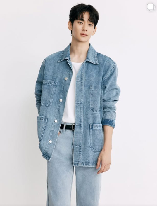 김수현이 광고 화보 촬영장에서 꽃다발을 들고 환하게 웃고 있다. [사진=김수현 인스타그램/벤치]