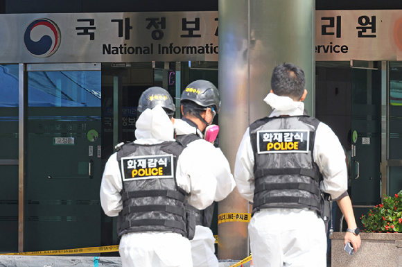 지난달 29일 오전 대전 유성구 국가정보자원관리원(국정자원) 화재 현장에서 경찰과 소방 관계자 등의 화재 정밀 감식이 진행되고 있다. [사진=연합뉴스]