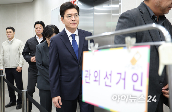 정원오 더불어민주당 서울시장 후보가 제9회 전국동시지방선거 사전투표 첫 날인 29일 오전 서울 중구 소공동행정복합청사에 마련된 사전투표소에서 투표하기 위해 대기하고 있다. [사진=곽영래 기자]
