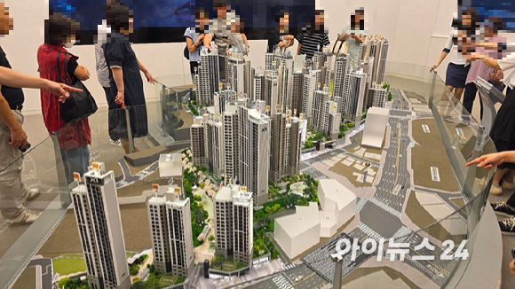 경기 광명시 철산동 '철산역 자이' 견본주택 방문객들이 단지 모형도를 보고 있다. [사진=이수현 기자]