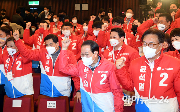 권영세 선대본부장을 비롯한 당직자들이 10일 새벽 여의도 국회 도서관에 마련된 제20대 대선 개표상황실에서 득표율이 역전되자 환호하고 있다. [사진=김성진 기자]