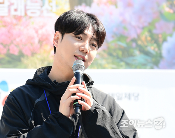 트로트 가수 강설민이 25일 서울 강북구 우이동 만남의 광장에서 열린 산악인 오은선 대장과 함께하는 '제13회 희망찾기 등산&middot;트레킹 교실' 개막식에 홍보대사로 참석해 인사말을 하고 있다. [사진=정소희 기자]