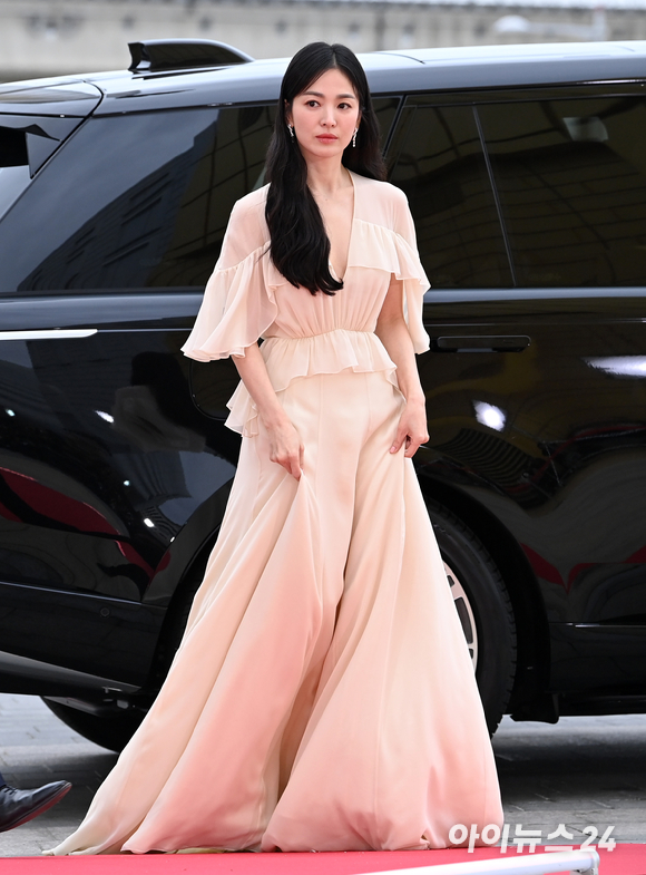 배우 송혜교(왼쪽 위부터 시계방향으로), 박성훈, 김히어라, 김건우, 임지연이 28일 오후 인천 파라다이스시티에서 열린 제59회 백상예술대상 레드카펫에서 포즈를 취하고 있다. [사진=김성진 기자]