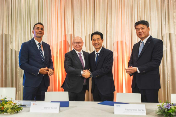 10일(현지 시간) 체코 프라하 CEZ 본사에서 열린 테믈린 원전 1&middot;2호기 발전기 교체 사업 계약 체결식에서 각 사 관계자들이 기념촬영을 하고 있다. 왼쪽부터 보흐단 즈로넥(Bohdan Zronek) CEZ 원자력 본부장, 다니엘 베네쉬(Daniel Benes) CEO, 손승우 두산에너빌리티 파워서비스 BG장, 임영기 두산스코다파워 법인장 [사진=두산에너빌리티]