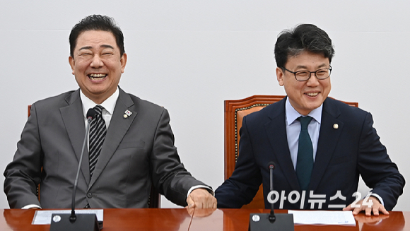 더불어민주당 김병기 당대표 직무대행 겸 원내대표와 진성준 정책위의장이 8일 국회에서 열린 원내대책회의에서 대화를 하고 있다. [사진=곽영래 기자]