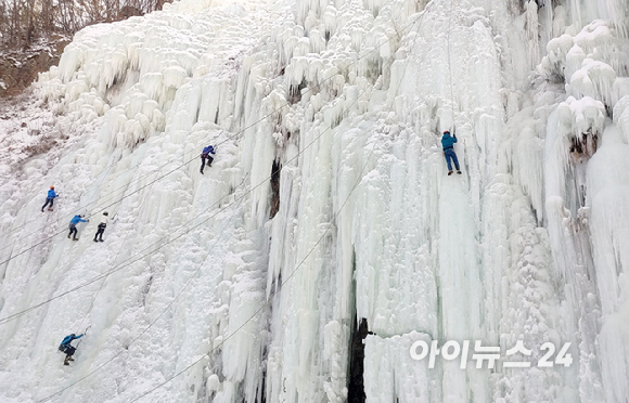 24일 강원도 양구군 국토정중앙면 용소아이스파크에서 한 클라이머가 고난도 빙벽을 오르고 있다. [사진=정소희 기자]