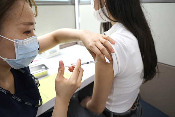 30세 미만의 보건 의료인이 21일 경희대병원에서 '모더나 백신' 접종을 하고 있다.  [사진=경희대병원]