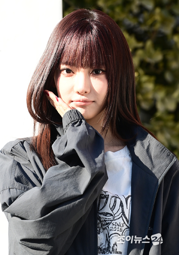 그룹 에스파(aespa) 닝닝이 27일 오후 서울 성동구 성수동 인근에서 열린 마뗑킴 성수 플래그십 스토어 확장 이전 행사에 참석하고 있다. [사진=정소희 기자]