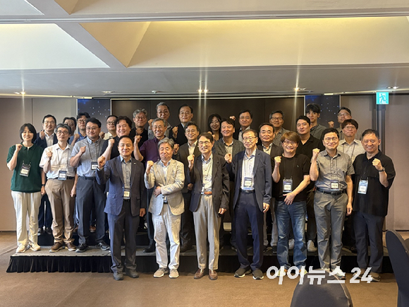 'NNFC 첨단패키징 인프라 이용자 회의' 참석자들이 기념촬영을 하고 있다. 앞줄 왼쪽부터 김경호 한국팹리스산업협회장, 박흥수 나노종합기술원장, 김형준 차세대지능형반도체사업단장. [사진=권서아 기자]