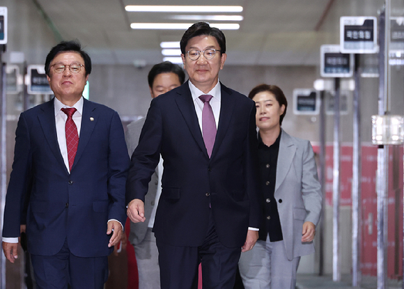 국민의힘 권성동 원내대표가 12일 국회에서 원내대표 퇴임 기자회견을 하기 위해 이동하고 있다. [사진=연합뉴스]